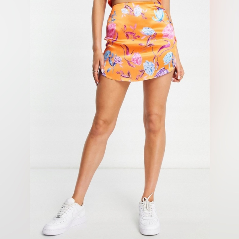 Sweet For Spring 🌸🌼
Satin Floral Spring Mini Skirt
